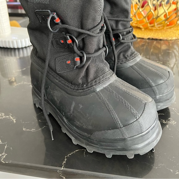 I am selling this boots coz is too Heavy for my son , never been worn, - Picture 2 of 6